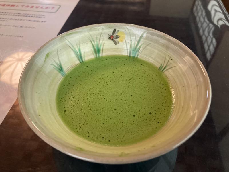 和歌山城の茶室で作法を気にせずお抹茶を味わう〜その季節にしか登場しないお菓子とお茶碗を愛でる、贅沢なひと時を〜